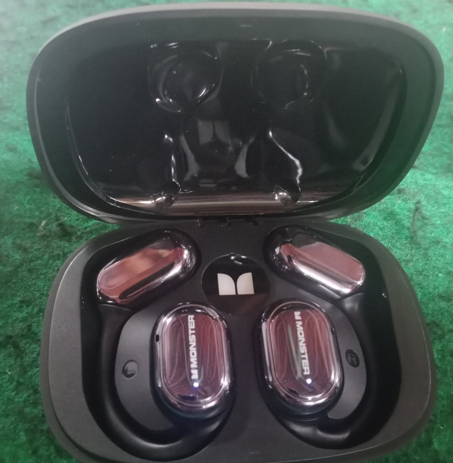 produk Headseat bluetooth merk monster